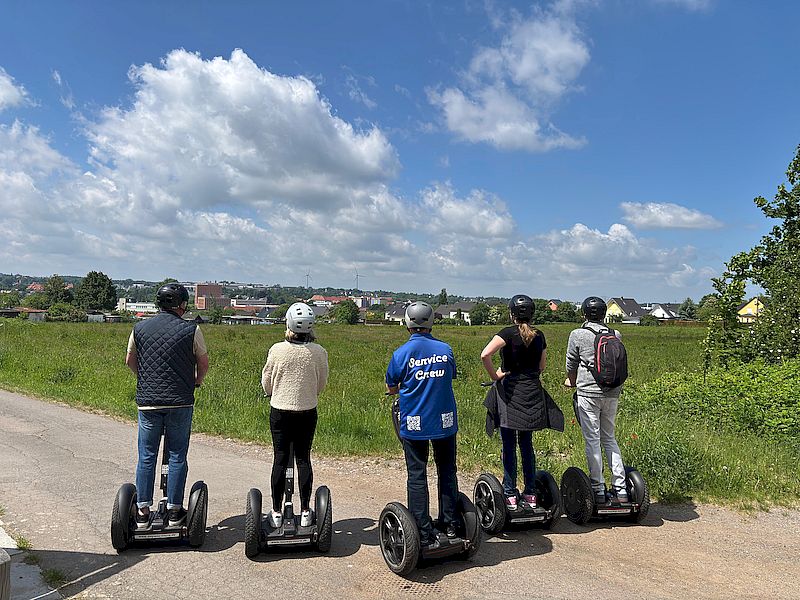 Gruppenstopp mit Blick über Freiberg während der Segway-Tour mit Peter Mey.